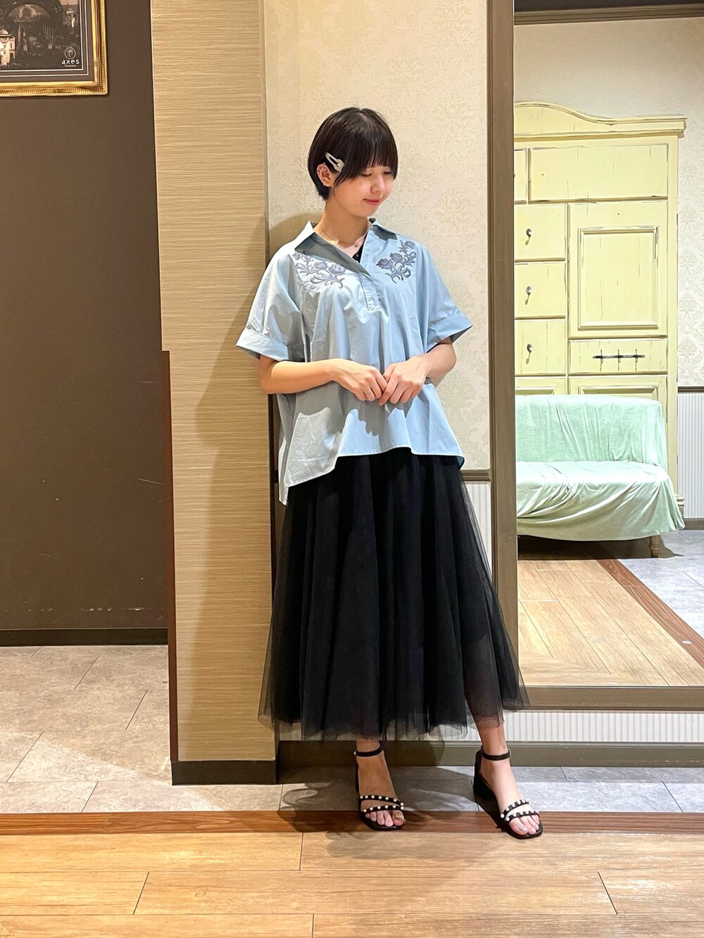 ブラック系のタンクトップ、ブラック系のスカート、ブラック系のサンダルを着用したレディースの夏コーディネートの2枚目の写真