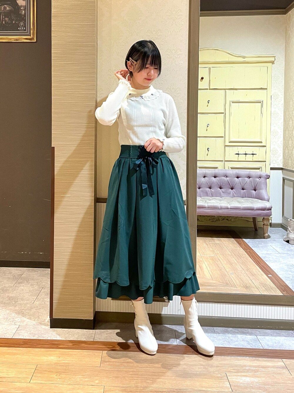 ホワイト系のショルダーバッグ、ブラウン系のカーディガン/ボレロ、ホワイト系のニット/セーターを着用したレディースの秋コーディネートの7枚目の写真