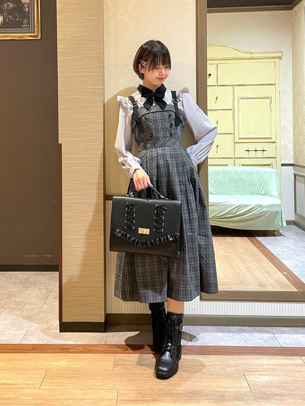 ブラック系のショルダーバッグ、グレー系のシャツ/ブラウス、ホワイト系のタンクトップを着用したレディースの秋コーディネートの4枚目の写真