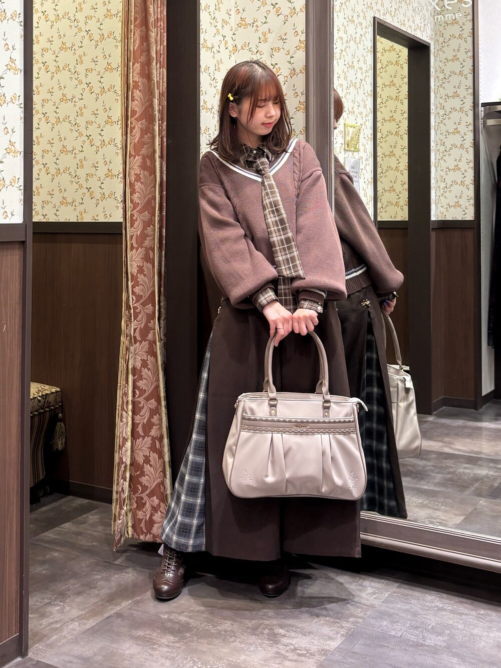 ブラウン系のニット/セーター、ブラウン系のシャツ/ブラウス、ブラウン系のその他パンツを着用したレディースの秋コーディネートの4枚目の写真