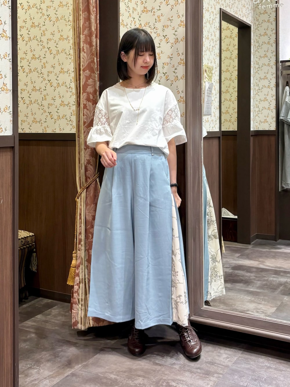 グリーン系のシャツ/ブラウス、ベージュ系のショルダーバッグ、ブラウン系のブーツを着用したレディースの夏コーディネートの2枚目の写真
