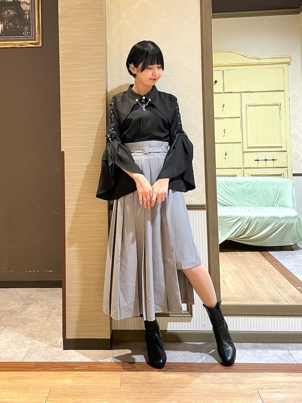 ブラック系のシャツ/ブラウス、ブラック系のタンクトップ、グレー系のスカートを着用したレディースの秋コーディネートの2枚目の写真