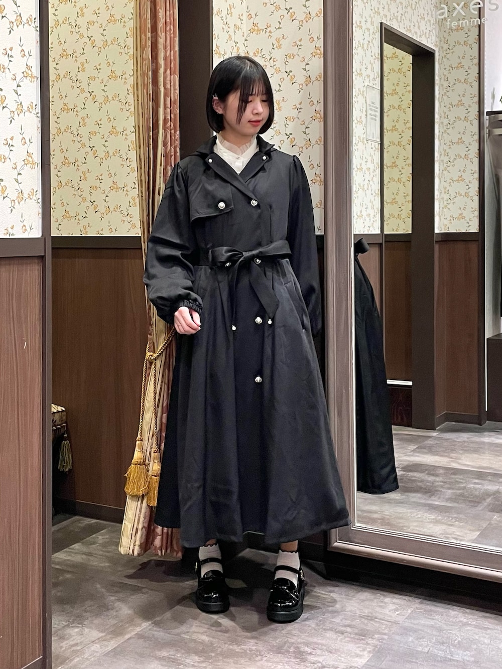 ホワイト系のシャツ/ブラウス、ブラック系のローファー、ブラック系のトレンチコートを着用したレディースの春コーディネートの9枚目の写真