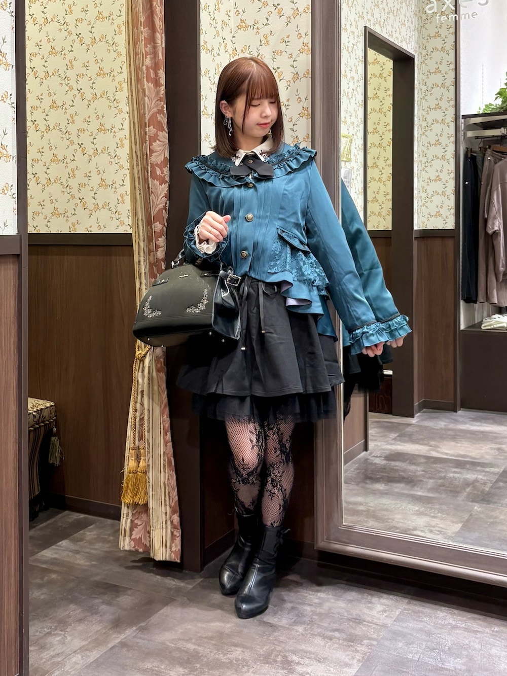 ブラック系のブーツ、ブラック系のその他パンツ、ブラック系のボストンバッグを着用したレディースの秋コーディネートの5枚目の写真