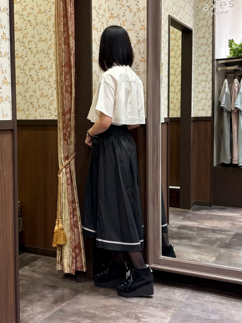 ブラック系のスカート、ホワイト系のシャツ/ブラウス、ブラック系のサンダルを着用したレディースの夏コーディネートの4枚目の写真