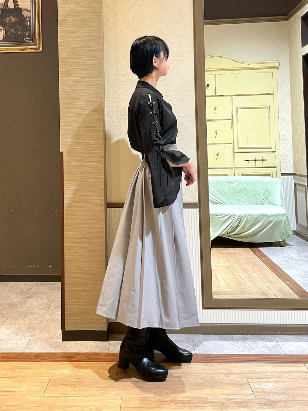 ブラック系のシャツ/ブラウス、ブラック系のタンクトップ、グレー系のスカートを着用したレディースの秋コーディネートの4枚目の写真