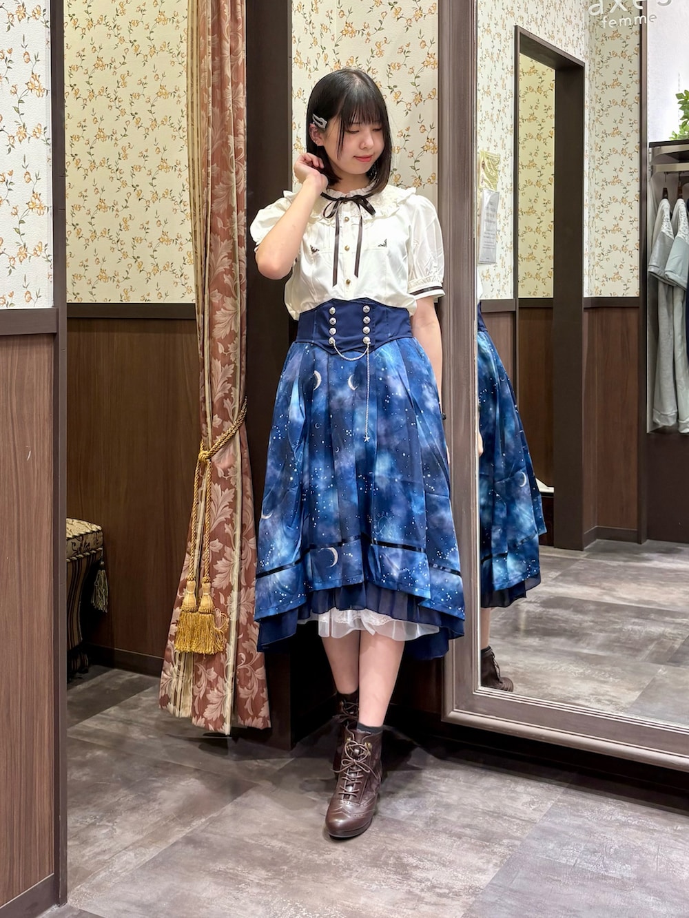 「axes femme、セットアップ、夏コーデ、大人かわいい、シャツ/ブラウス、夏物、フェススタイル、夏、ブルー、クラシカル、星、星柄、ブラウス、ブラウス×スカート、ブラウスコーデ」｜「axes femmeの吸水速乾フラワーレースタンク（タンクトップ、ホワイト系）」を使った、白あんさん（レディース・162cm）の夏コーディネートの6枚目の写真