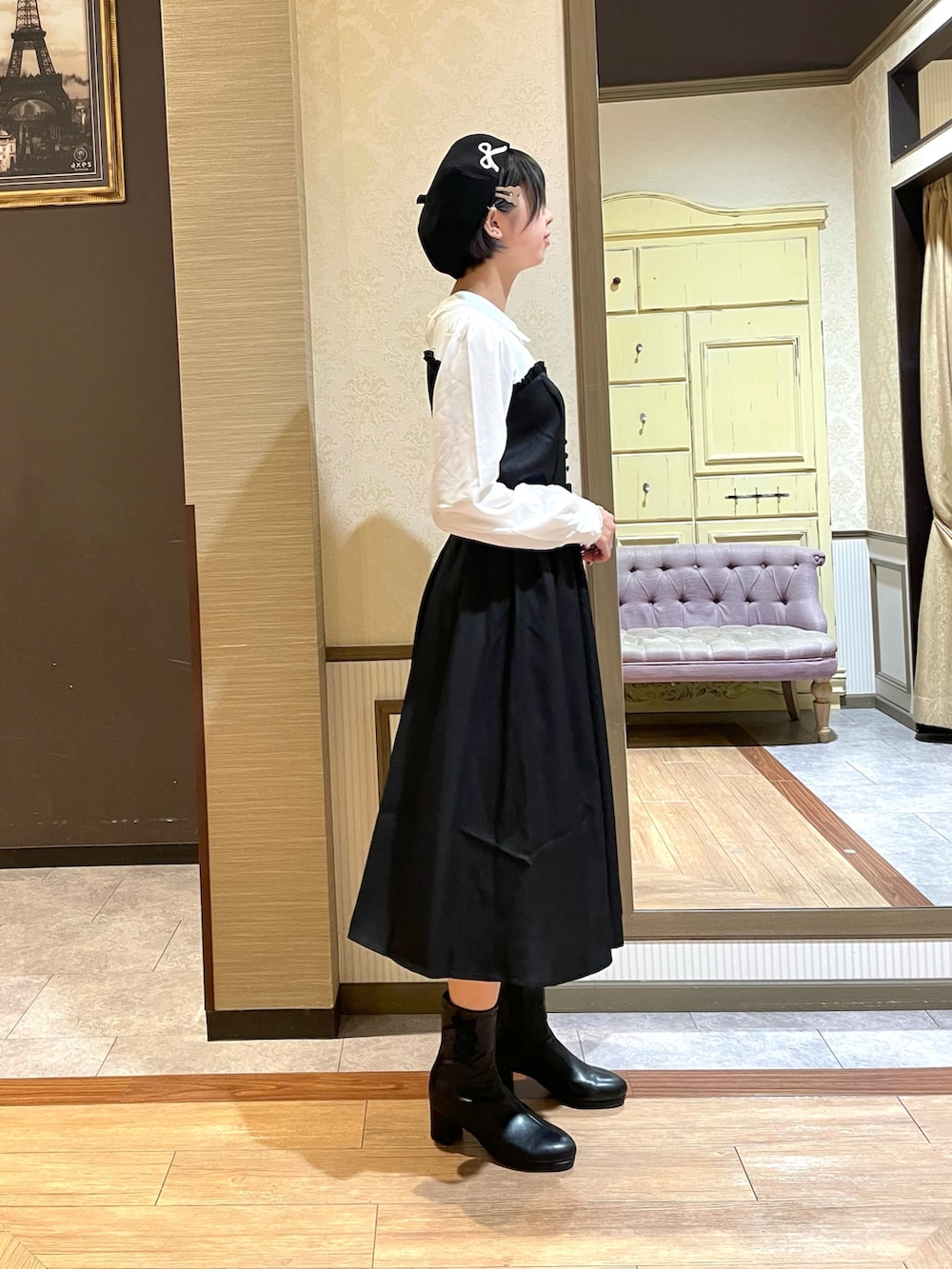 ブラック系のブルゾン、ブラック系のワンピース、ホワイト系のタンクトップを着用したレディースの秋コーディネートの2枚目の写真