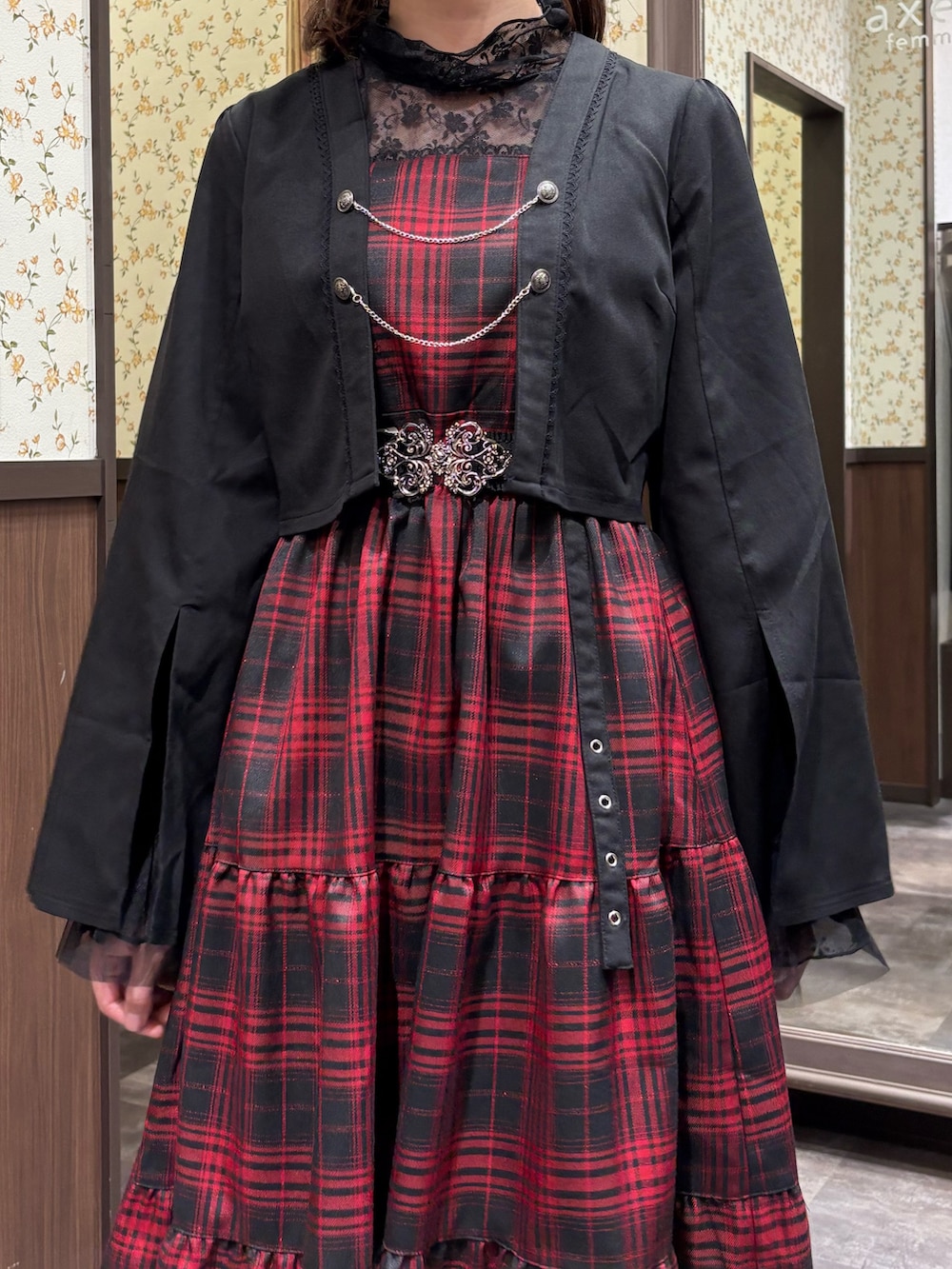 ブラック系のTシャツ/カットソー、レッド系のワンピース、ブラック系のトートバッグを着用したレディースの秋コーディネートの7枚目の写真