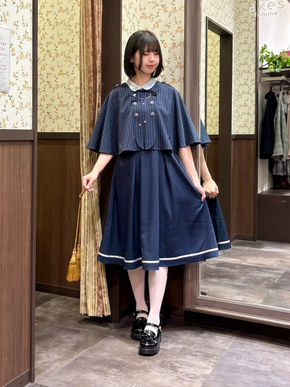ブラック系のローファー、ブルー系のワンピース、ブルー系のタンクトップを着用したレディースの春コーディネートの7枚目の写真