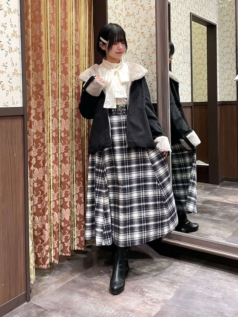 パープル系のスカート、ホワイト系のシャツ/ブラウス、ブラック系のブーツを着用したレディースの冬コーディネートの4枚目の写真