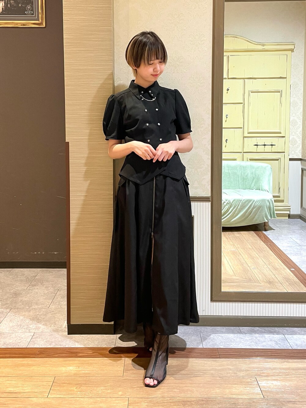 ホワイト系のタンクトップ、ブラック系のショルダーバッグ、ブラック系のシャツ/ブラウスを着用したレディースの夏コーディネートの3枚目の写真