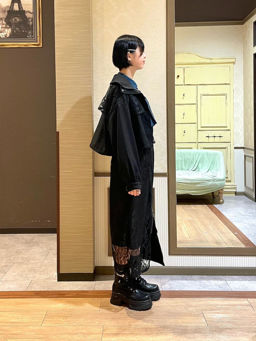 ブラック系のスカート、その他のブーツ、ブラック系のブルゾンを着用したレディースの秋コーディネートの3枚目の写真