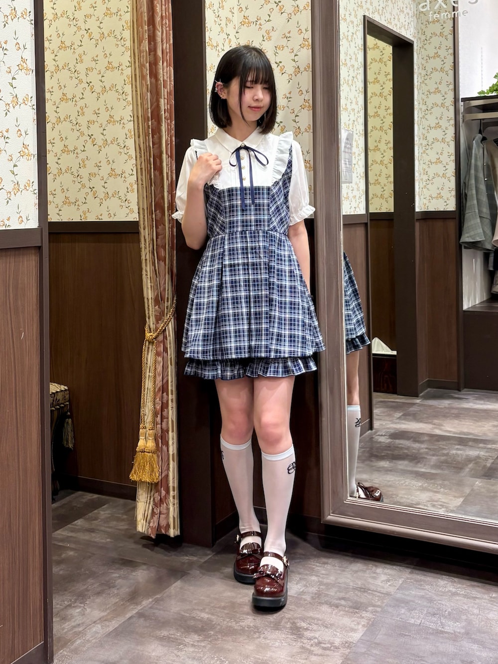 ブラウン系のボストンバッグ、ブルー系のセットアップ、ブラウン系のローファーを着用したレディースの夏コーディネートの6枚目の写真