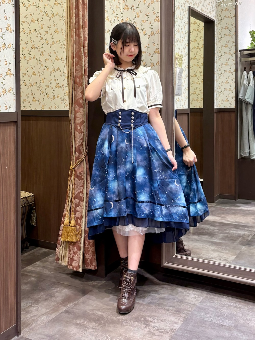 「axes femme、セットアップ、夏コーデ、大人かわいい、シャツ/ブラウス、夏物、フェススタイル、夏、ブルー、クラシカル、星、星柄、ブラウス、ブラウス×スカート、ブラウスコーデ」｜「axes femmeの吸水速乾フラワーレースタンク（タンクトップ、ホワイト系）」を使った、白あんさん（レディース・162cm）の夏コーディネートの5枚目の写真
