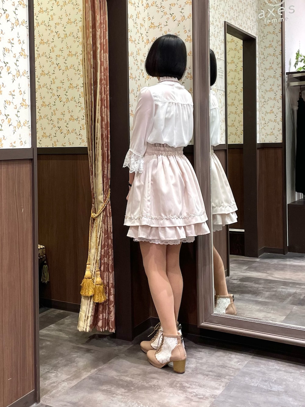 ホワイト系のシャツ/ブラウス、ホワイト系のカーディガン/ボレロ、ホワイト系のスカートを着用したレディースの春コーディネートの7枚目の写真