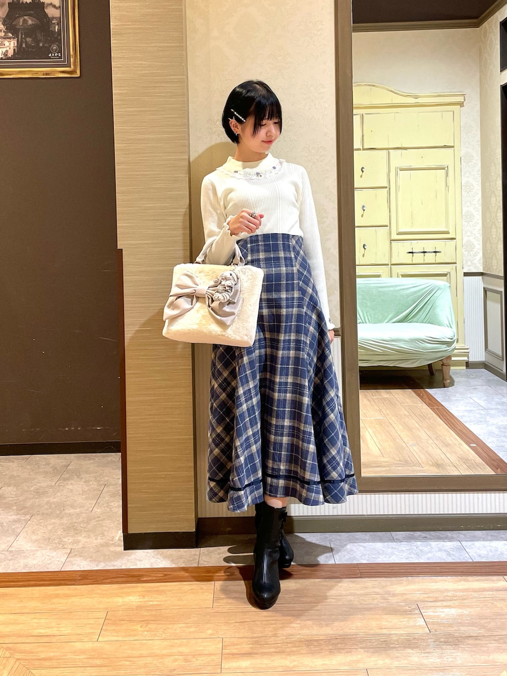 ホワイト系のその他アウター、ホワイト系のニット/セーター、ブルー系のスカートを着用したレディースの秋コーディネートの5枚目の写真