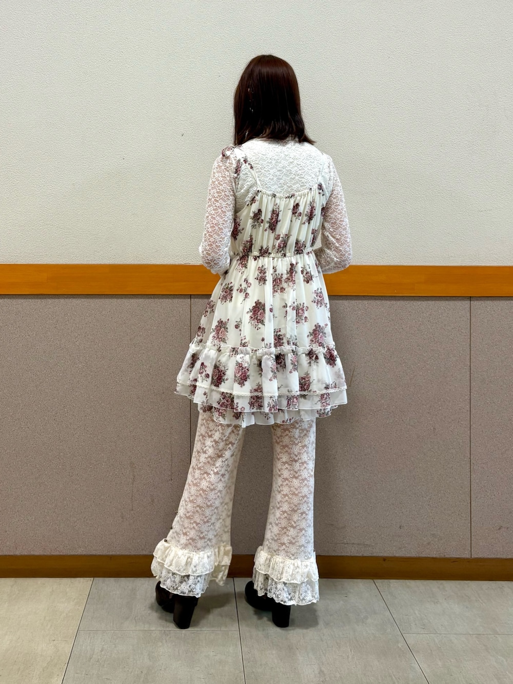 ホワイト系のTシャツ/カットソー、ホワイト系のチュニック、ホワイト系のカーディガン/ボレロを着用したレディースの秋コーディネートの8枚目の写真