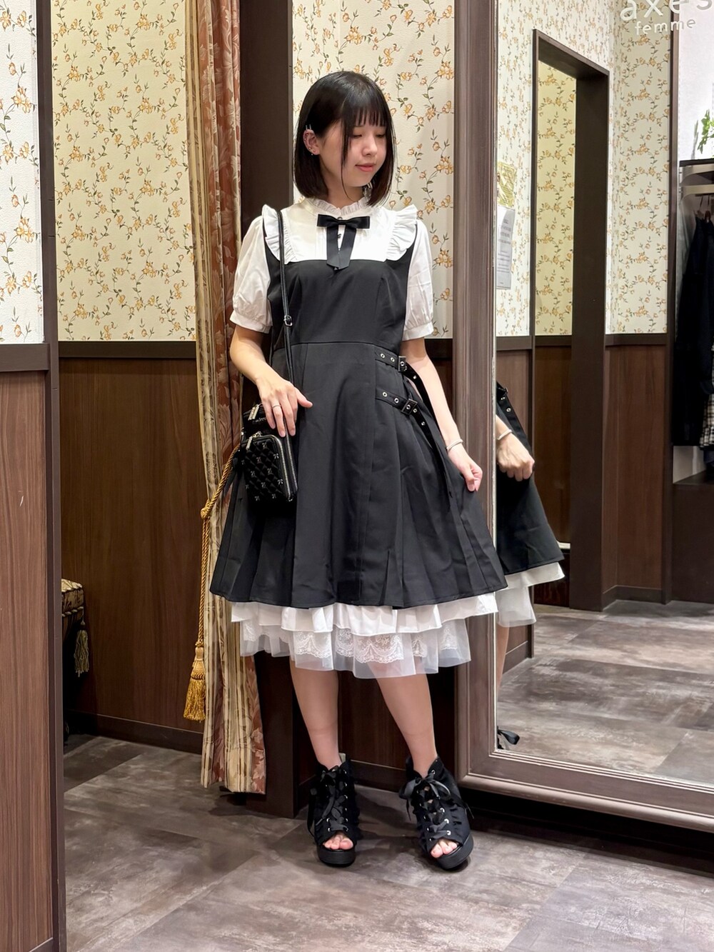 ホワイト系のタンクトップ、ブラック系のワンピース、ブラック系のサンダルを着用したレディースの夏コーディネートの3枚目の写真