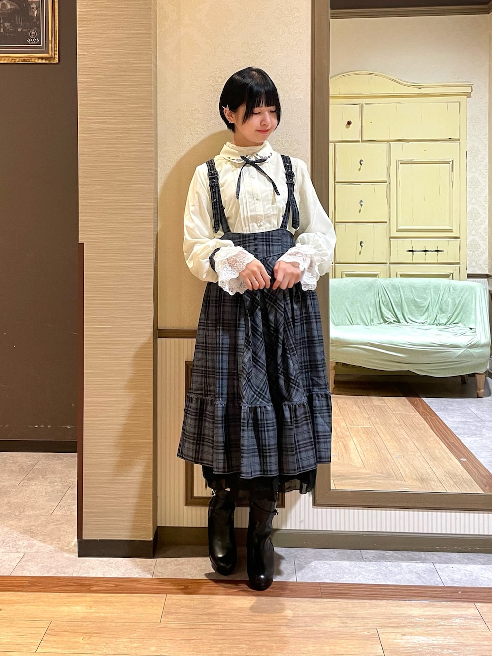 ブルー系のスカート、ブラック系のブーツ、ホワイト系のシャツ/ブラウスを着用したレディースの秋コーディネートの7枚目の写真