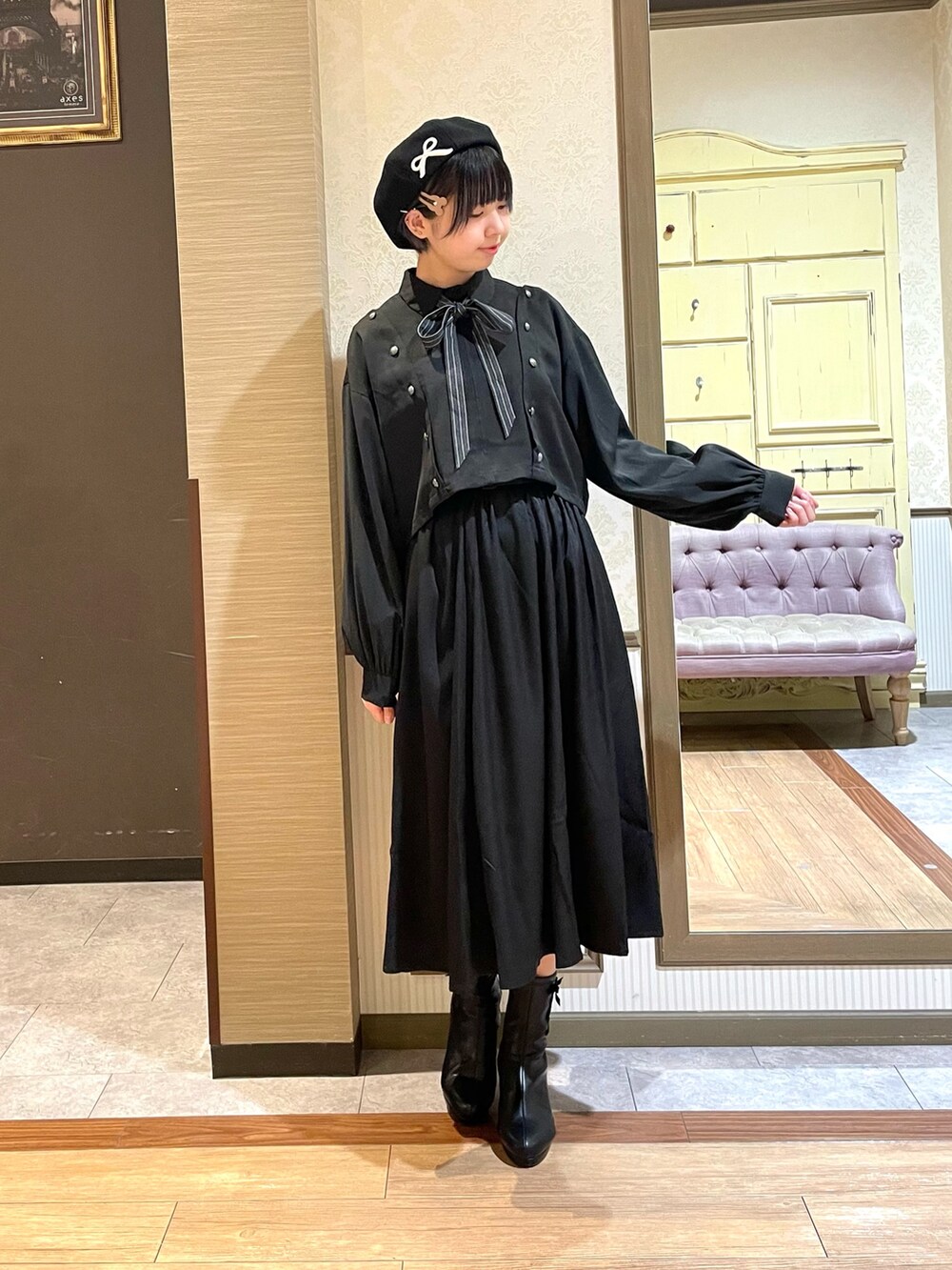 ブラック系のブルゾン、ブラック系のワンピース、ホワイト系のタンクトップを着用したレディースの秋コーディネートの6枚目の写真