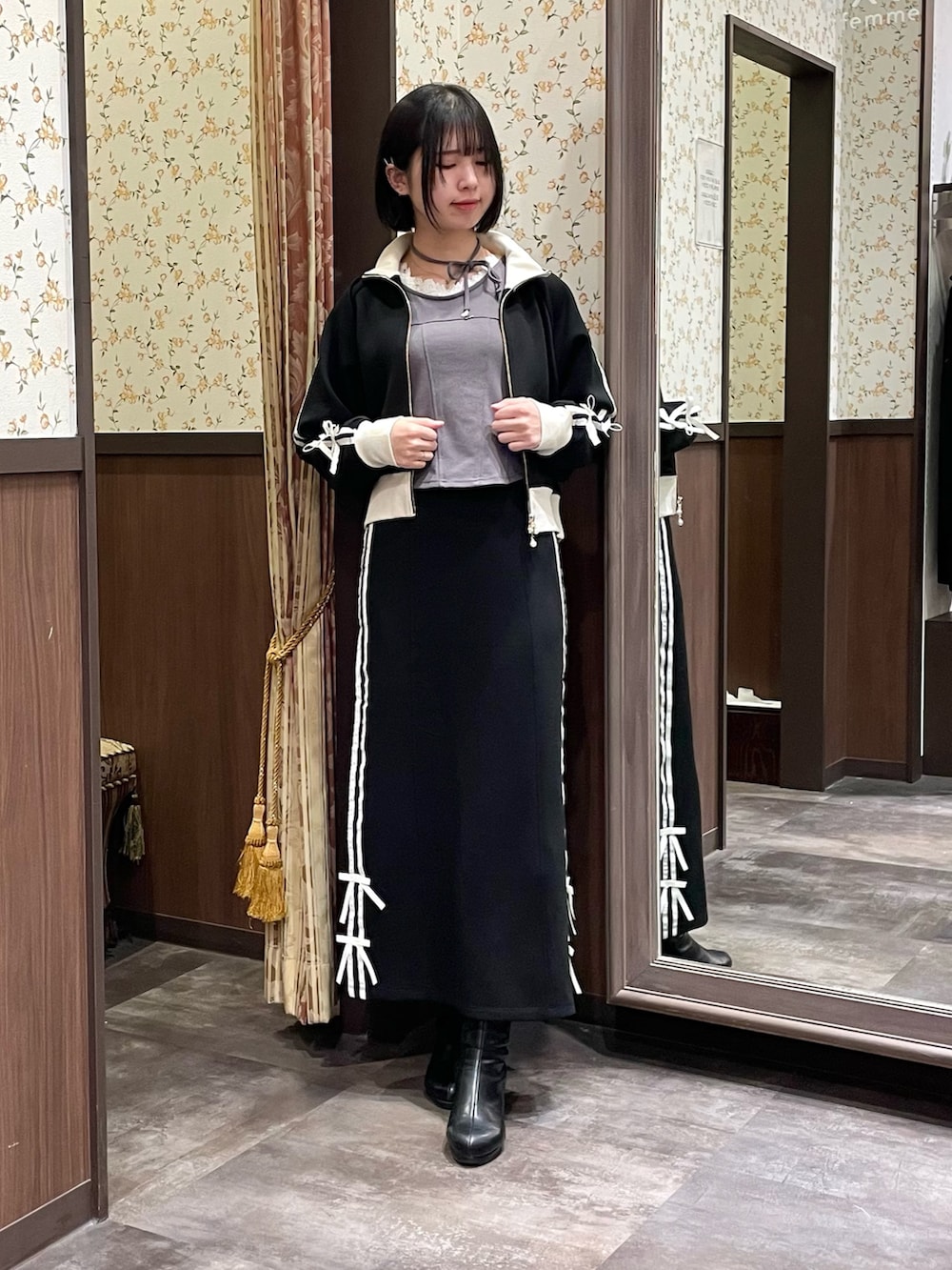 ブラック系のブルゾン、グレー系のTシャツ/カットソー、ブラック系のスカートを着用したレディースの春コーディネートの4枚目の写真