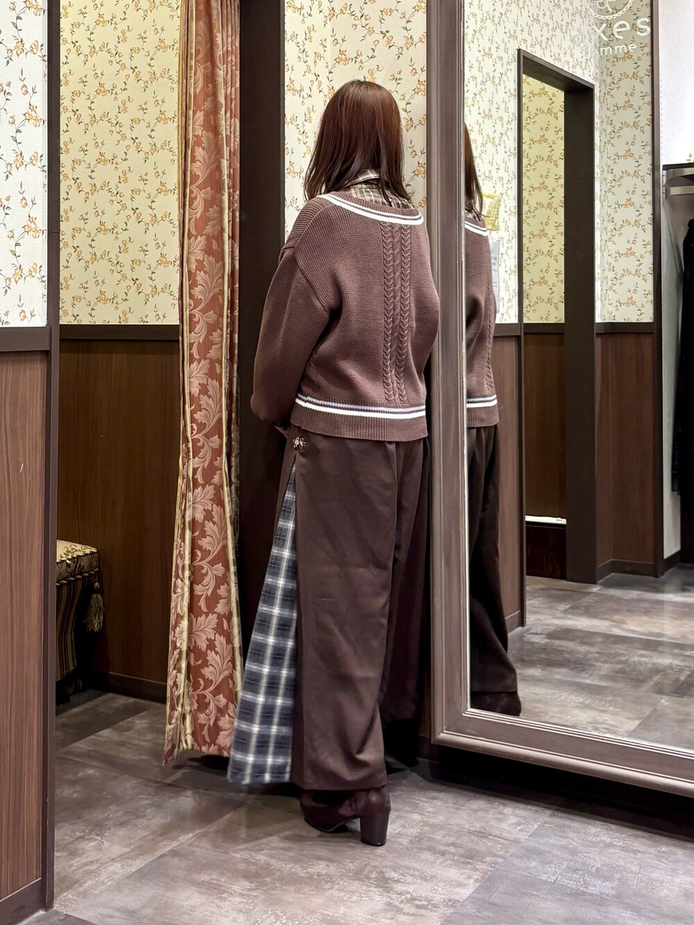 ブラウン系のニット/セーター、ブラウン系のシャツ/ブラウス、ブラウン系のその他パンツを着用したレディースの秋コーディネートの5枚目の写真