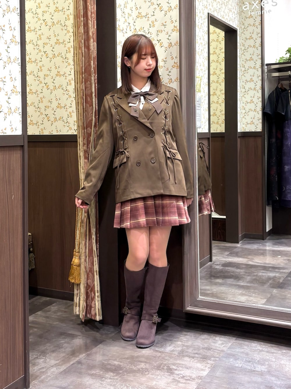 レッド系のベスト、ピンク系のその他パンツ、ブラウン系のブーツを着用したレディースの秋コーディネートの7枚目の写真