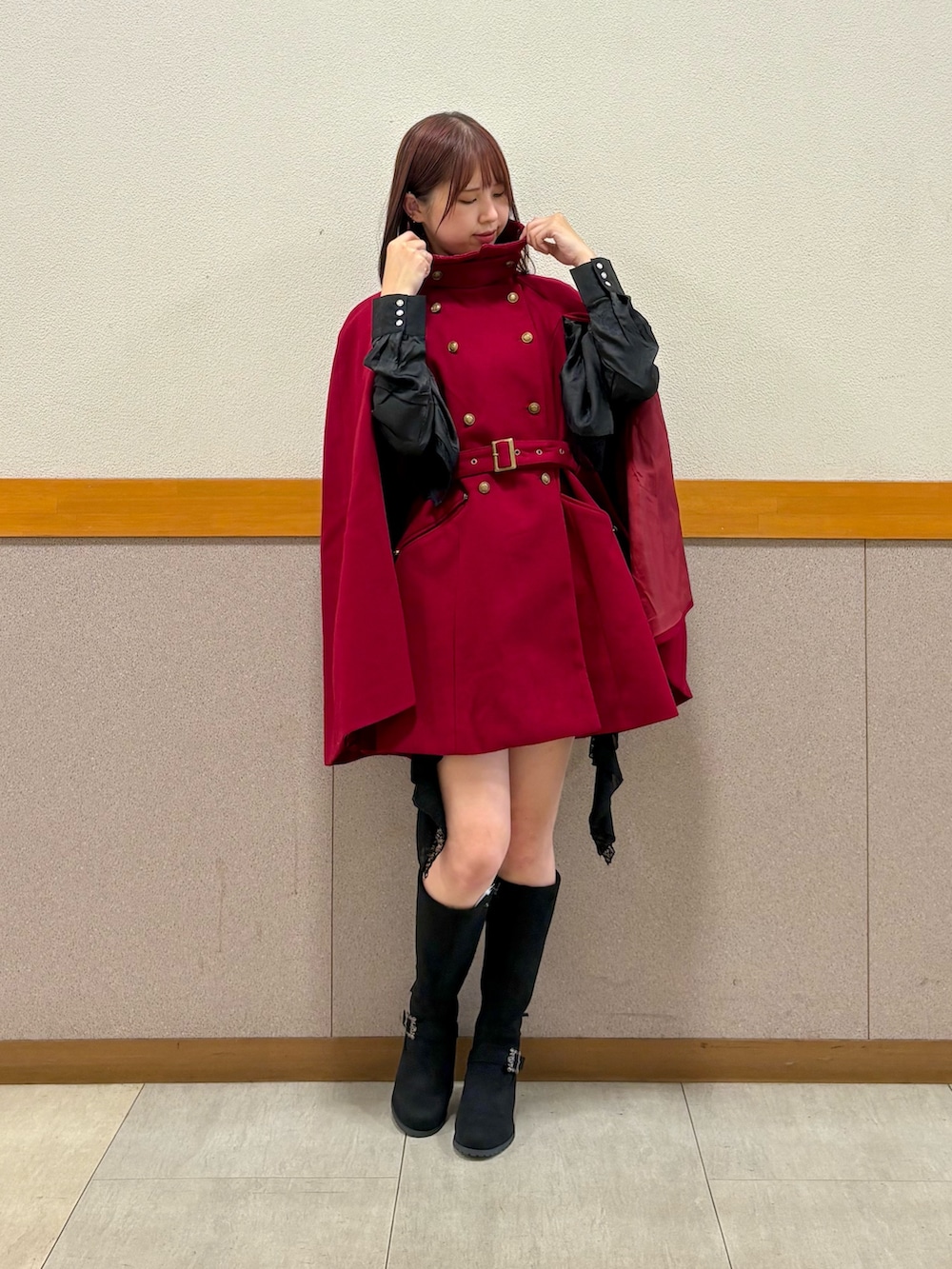 ブラック系のブーツ、ブラック系のシャツ/ブラウス、ブラック系のその他パンツを着用したレディースの秋コーディネートの4枚目の写真