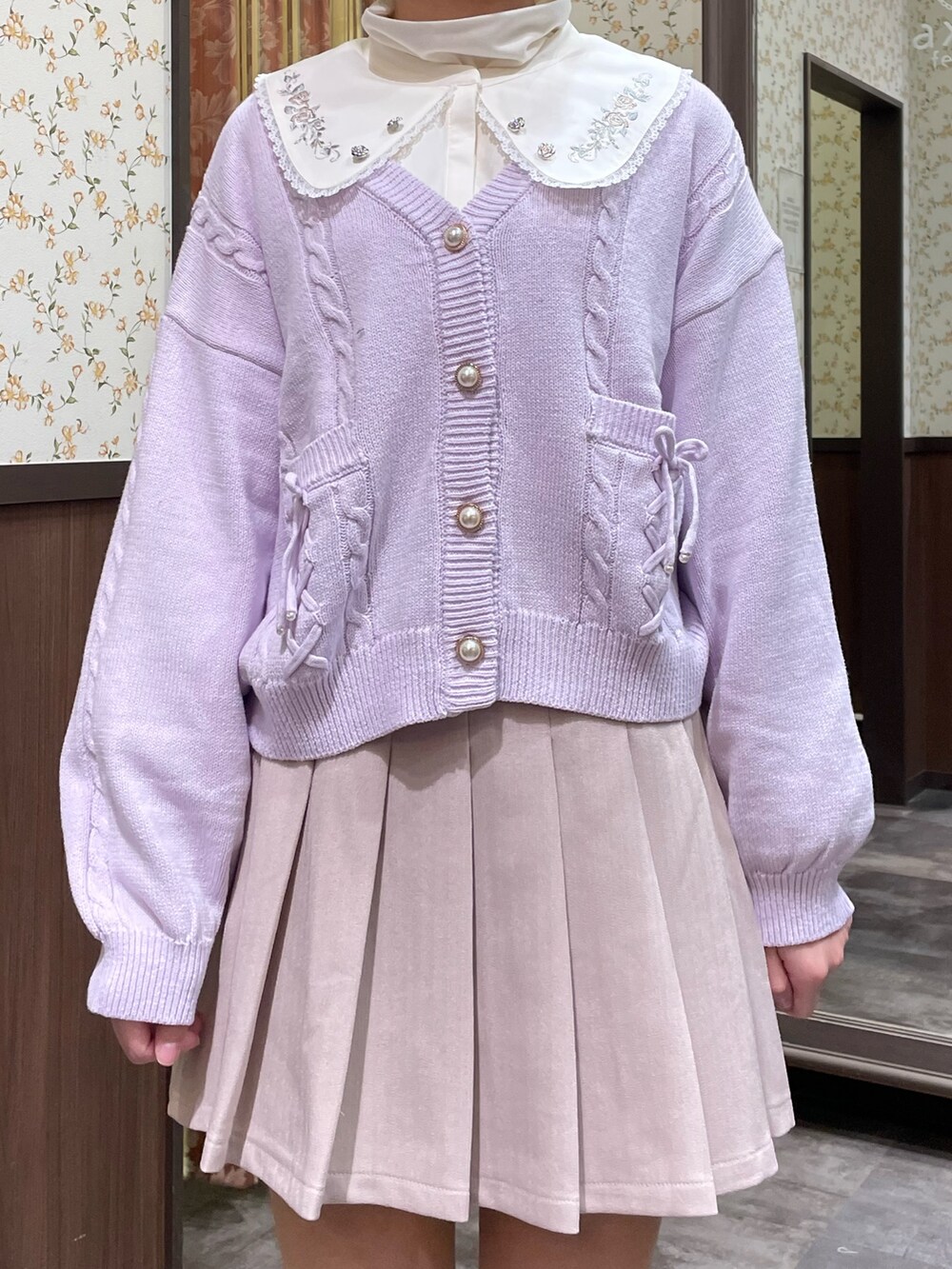 ブラウン系のその他パンツ、ブラウン系のショルダーバッグ、パープル系のカーディガン/ボレロを着用したレディースの冬コーディネートの5枚目の写真