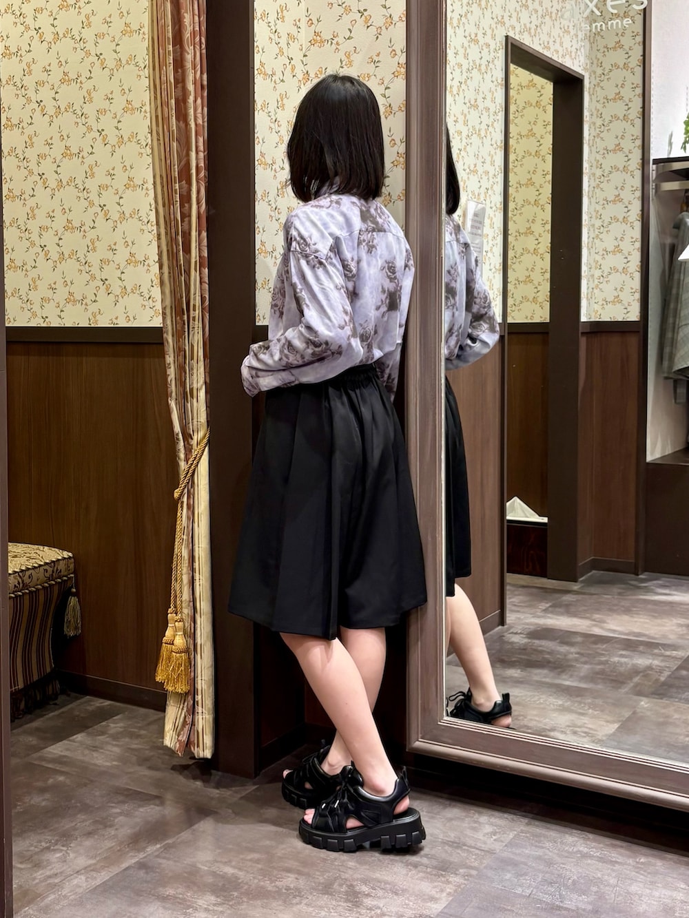 パープル系のシャツ/ブラウス、ブラック系のTシャツ/カットソー、ブラック系のサンダルを着用したレディースの夏コーディネートの5枚目の写真