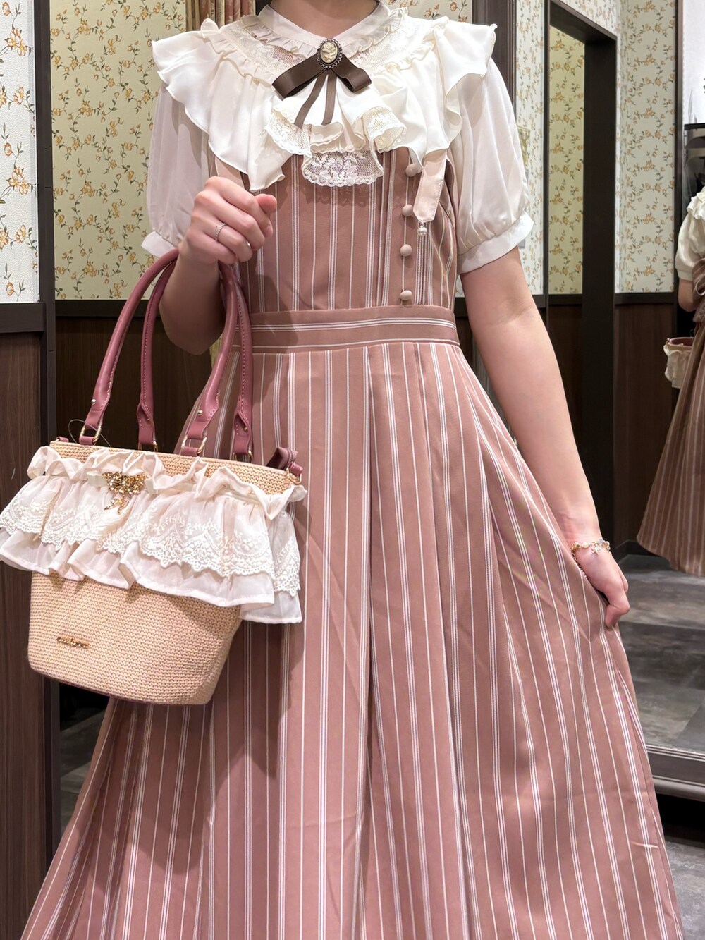 ホワイト系のタンクトップ、ホワイト系のシャツ/ブラウス、ピンク系のトートバッグを着用したレディースの夏コーディネートの4枚目の写真