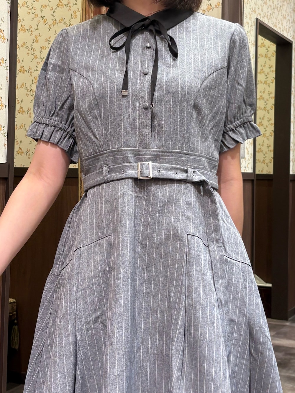 ホワイト系のタンクトップ、グレー系のワンピース、ブラック系のショルダーバッグを着用したレディースの夏コーディネートの8枚目の写真