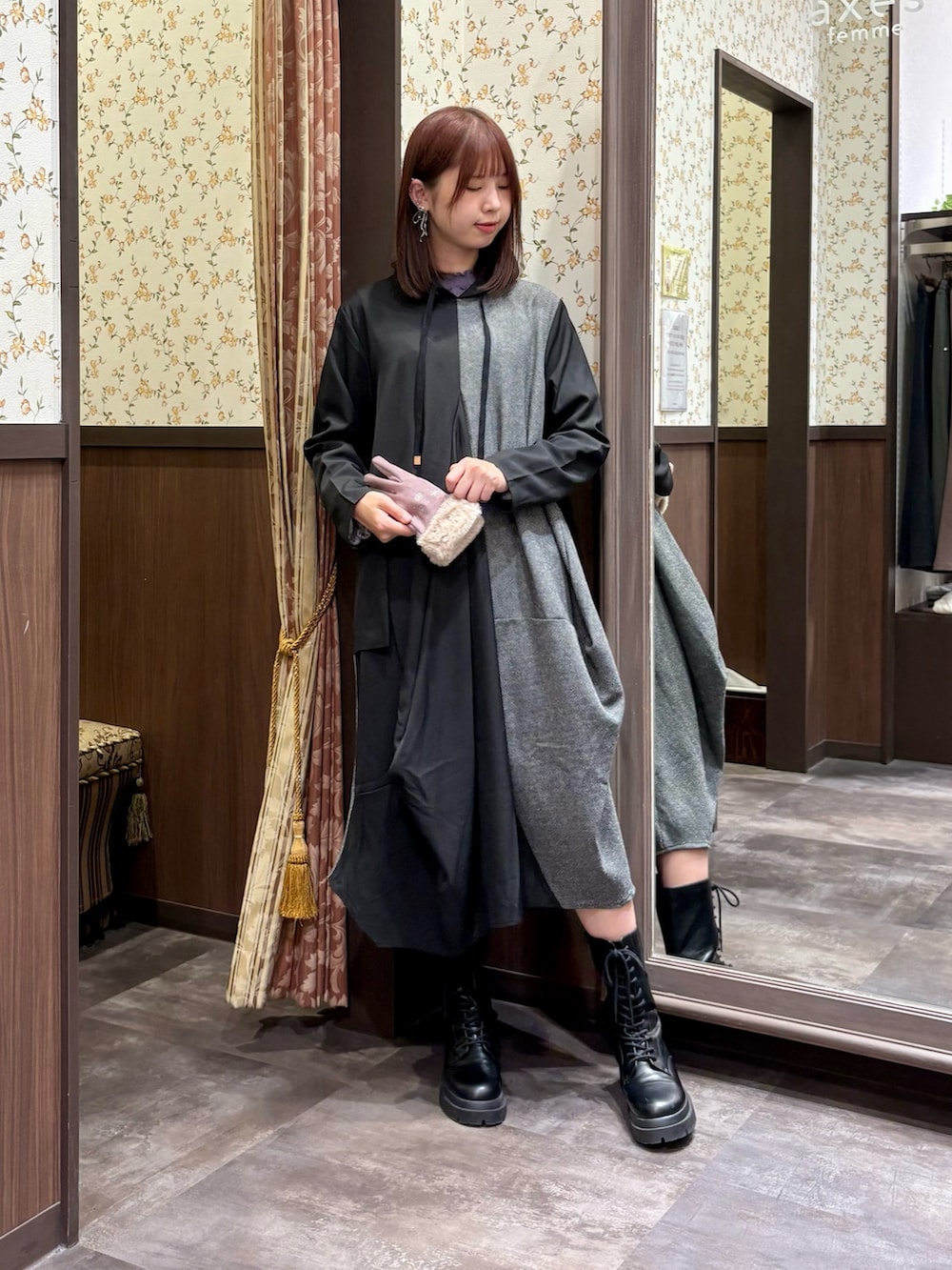 パープル系のTシャツ/カットソー、ブラック系のワンピース、ブラック系のショルダーバッグを着用したレディースの秋コーディネートの2枚目の写真