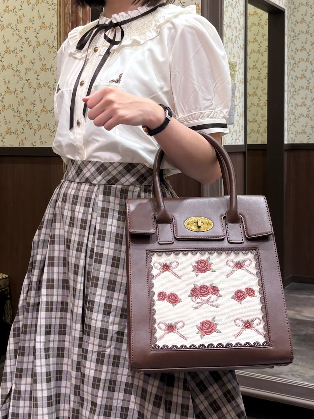 ホワイト系のシャツ/ブラウス、ホワイト系のタンクトップ、ブラウン系のスカートを着用したレディースの夏コーディネートの3枚目の写真