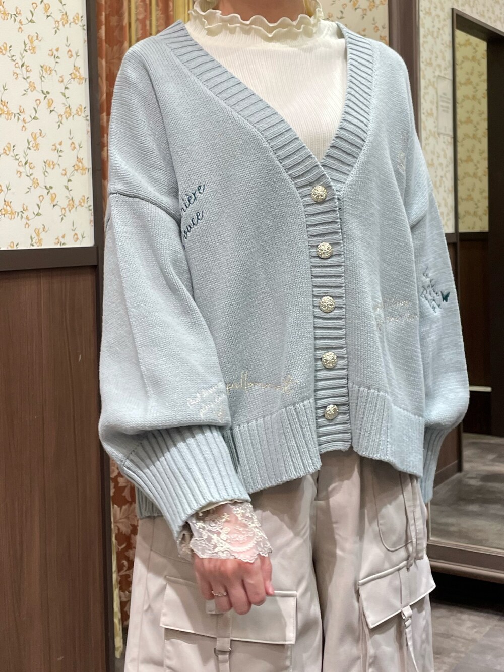 ホワイト系のTシャツ/カットソー、ベージュ系のその他パンツ、ホワイト系のスニーカーを着用したレディースの春コーディネートの5枚目の写真