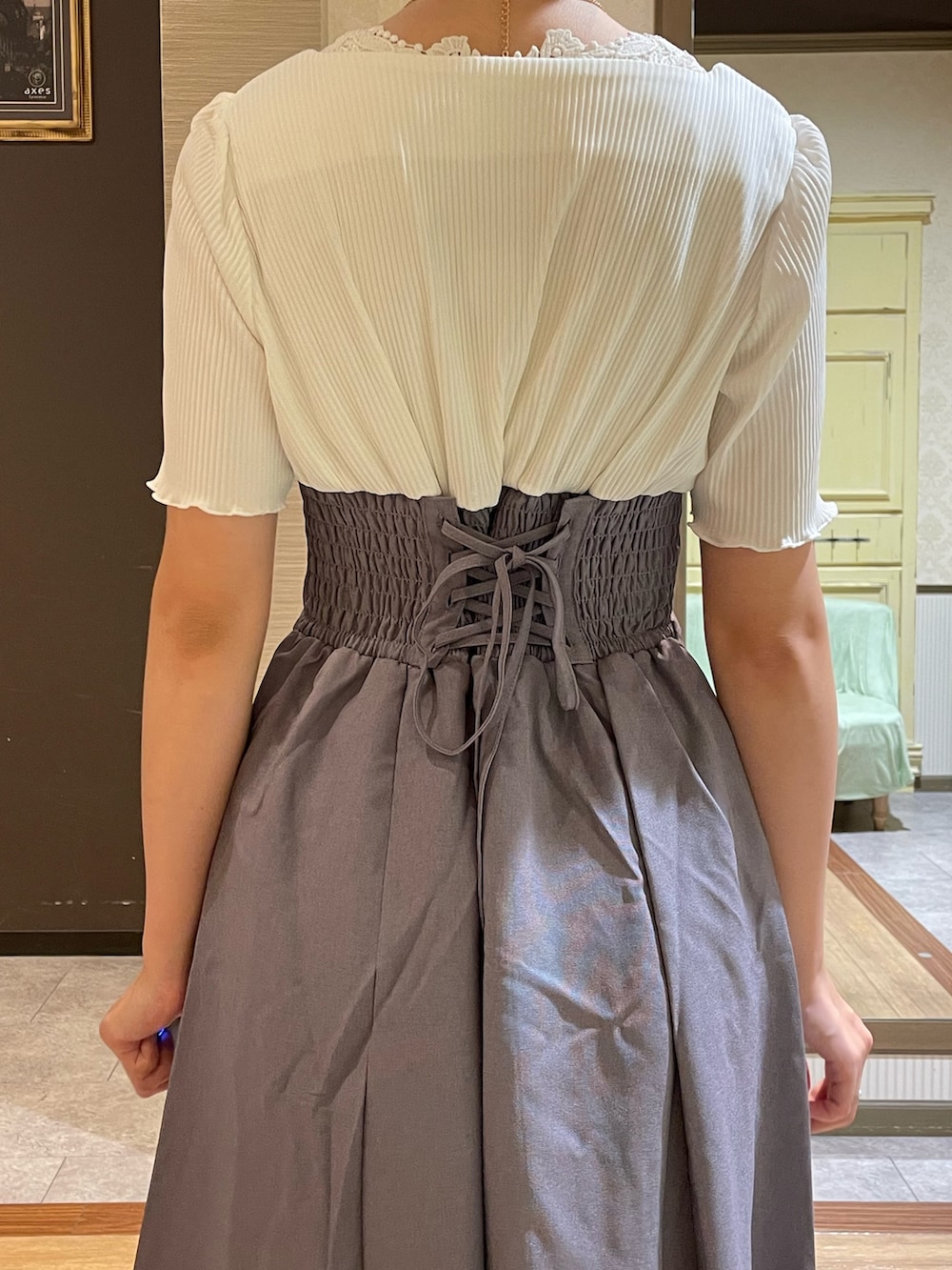 ホワイト系のタンクトップ、ホワイト系のショルダーバッグ、パープル系のワンピースを着用したレディースの夏コーディネートの8枚目の写真