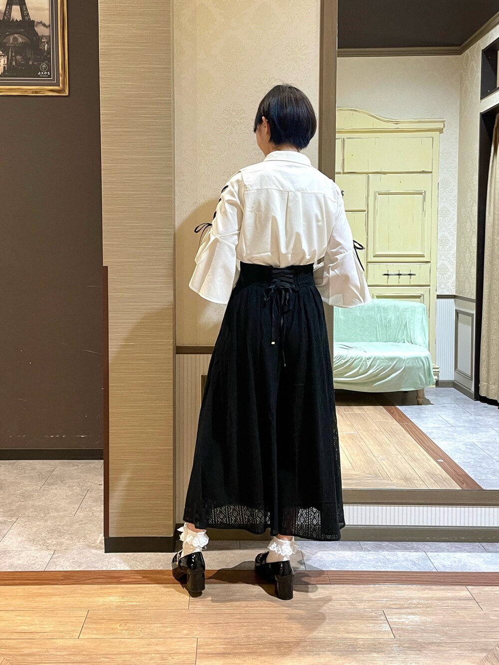 ブラック系のローファー、ホワイト系のタンクトップ、ブラック系のその他パンツを着用したレディースの夏コーディネートの3枚目の写真