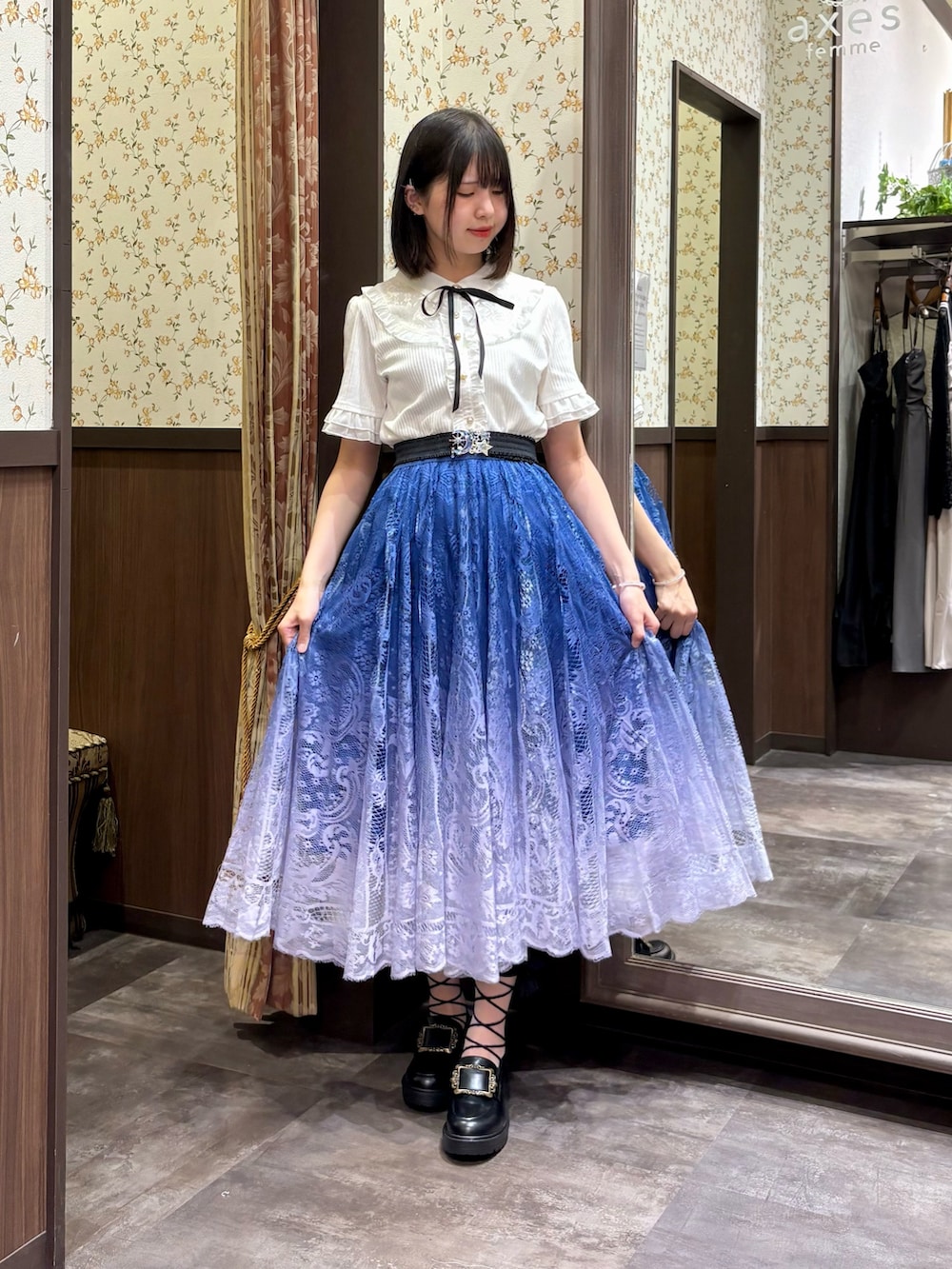 ブルー系のスカート、ホワイト系のタンクトップ、ホワイト系のTシャツ/カットソーを着用したレディースの夏コーディネートの3枚目の写真