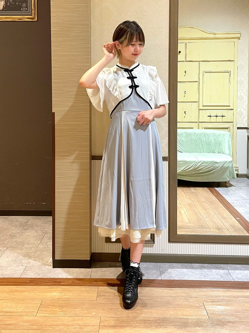 ブラック系のブーツ、グレー系のワンピース、ホワイト系のタンクトップを着用したレディースの夏コーディネートの4枚目の写真