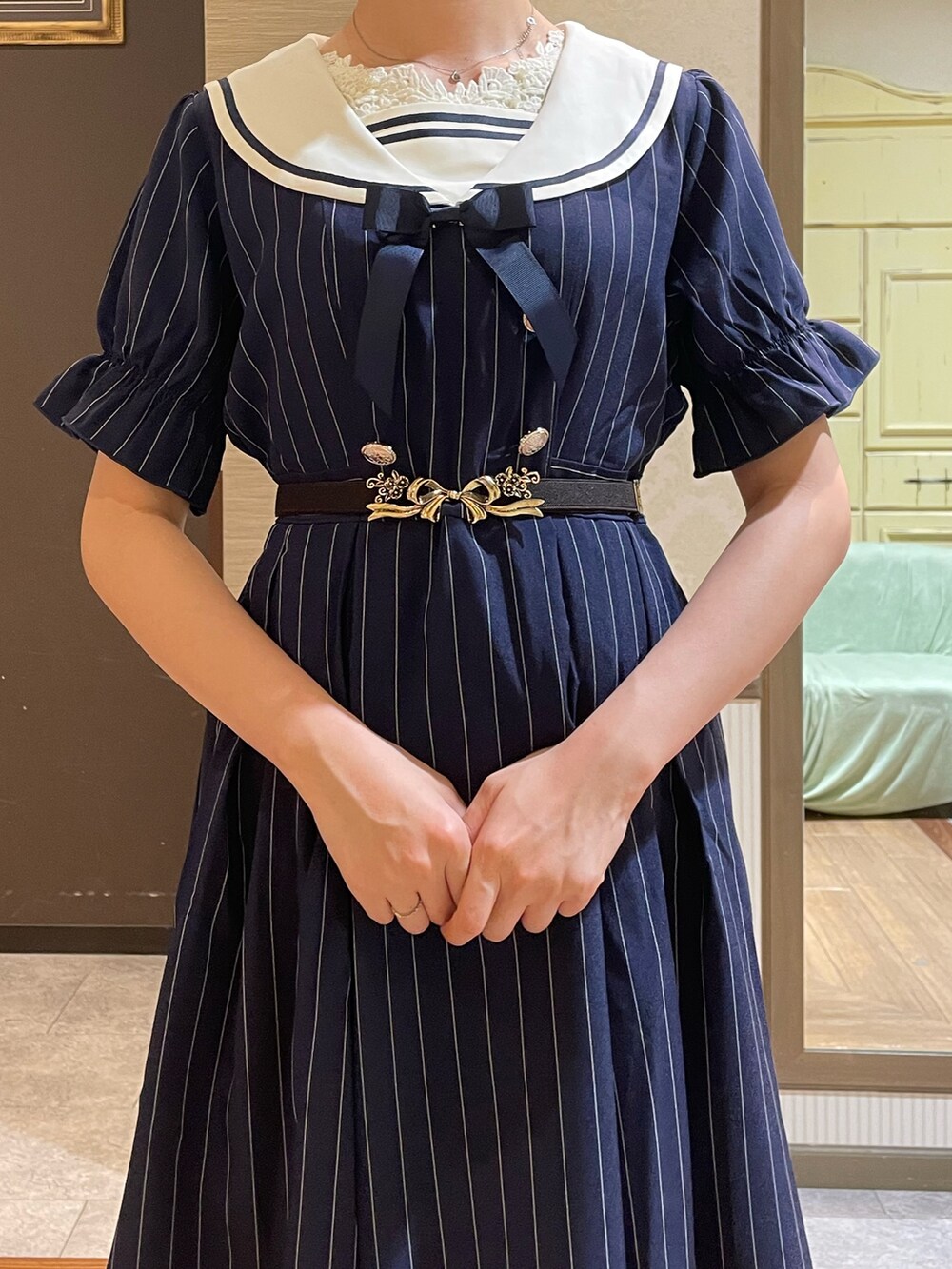 ホワイト系のタンクトップ、ブルー系のワンピース、ブラック系のローファーを着用したレディースの夏コーディネートの3枚目の写真