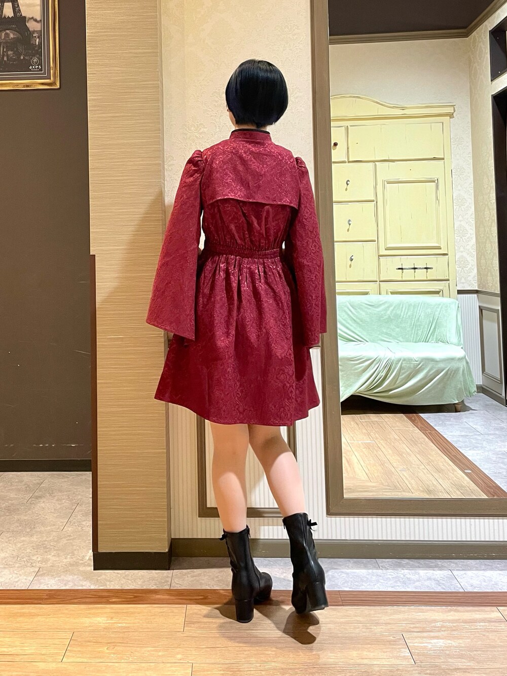 ブラック系のブーツ、レッド系のワンピース、ブラック系のタンクトップを着用したレディースの秋コーディネートの4枚目の写真