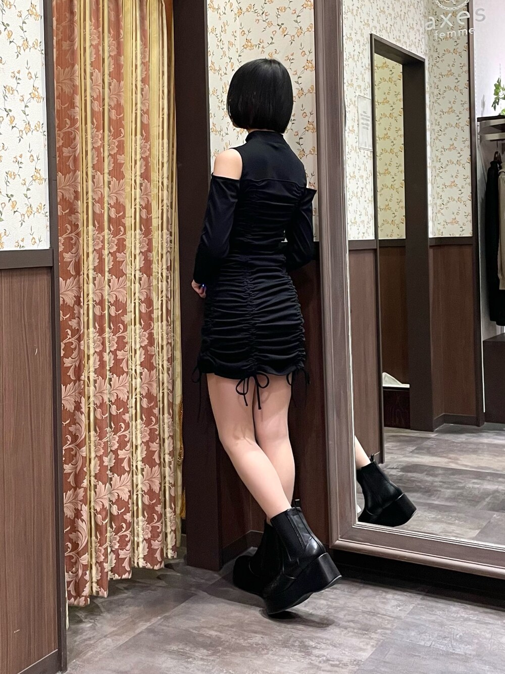ブラック系のワンピース、ブラック系のパーカー、ブラック系のトートバッグを着用したレディースの春コーディネートの6枚目の写真