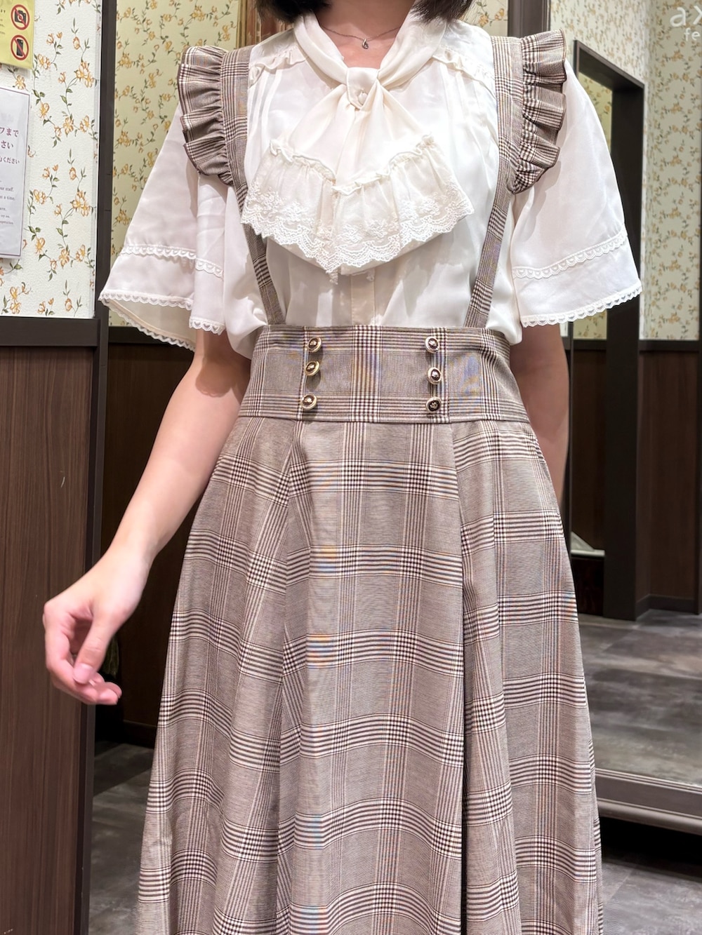 ホワイト系のタンクトップ、ホワイト系のシャツ/ブラウス、ブラウン系のスカートを着用したレディースの夏コーディネートの8枚目の写真