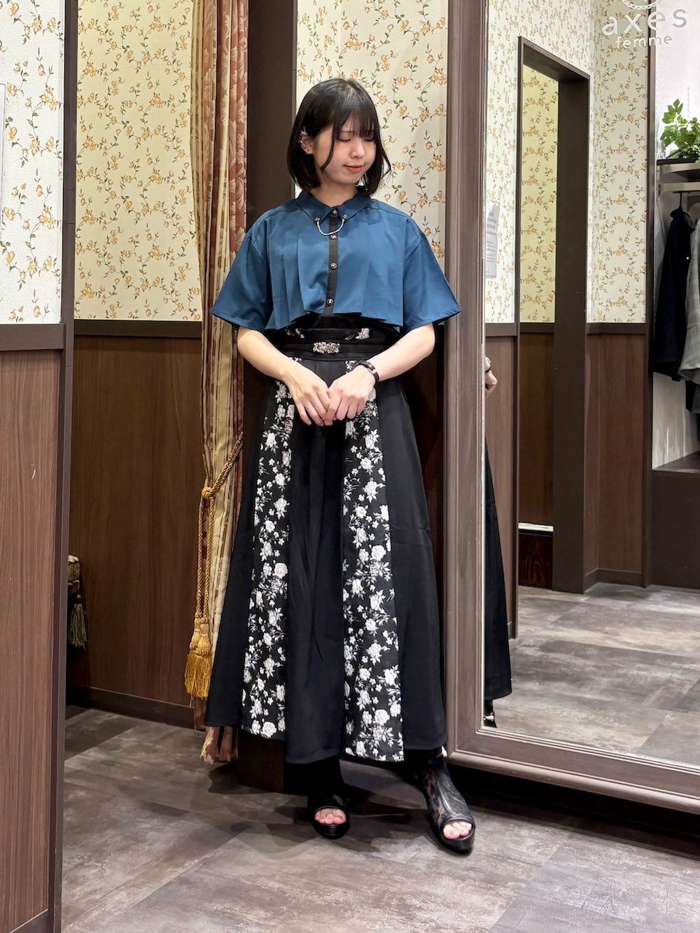 ブルー系のシャツ/ブラウス、ブルー系のタンクトップ、ブラック系のスカートを着用したレディースの春コーディネートの2枚目の写真