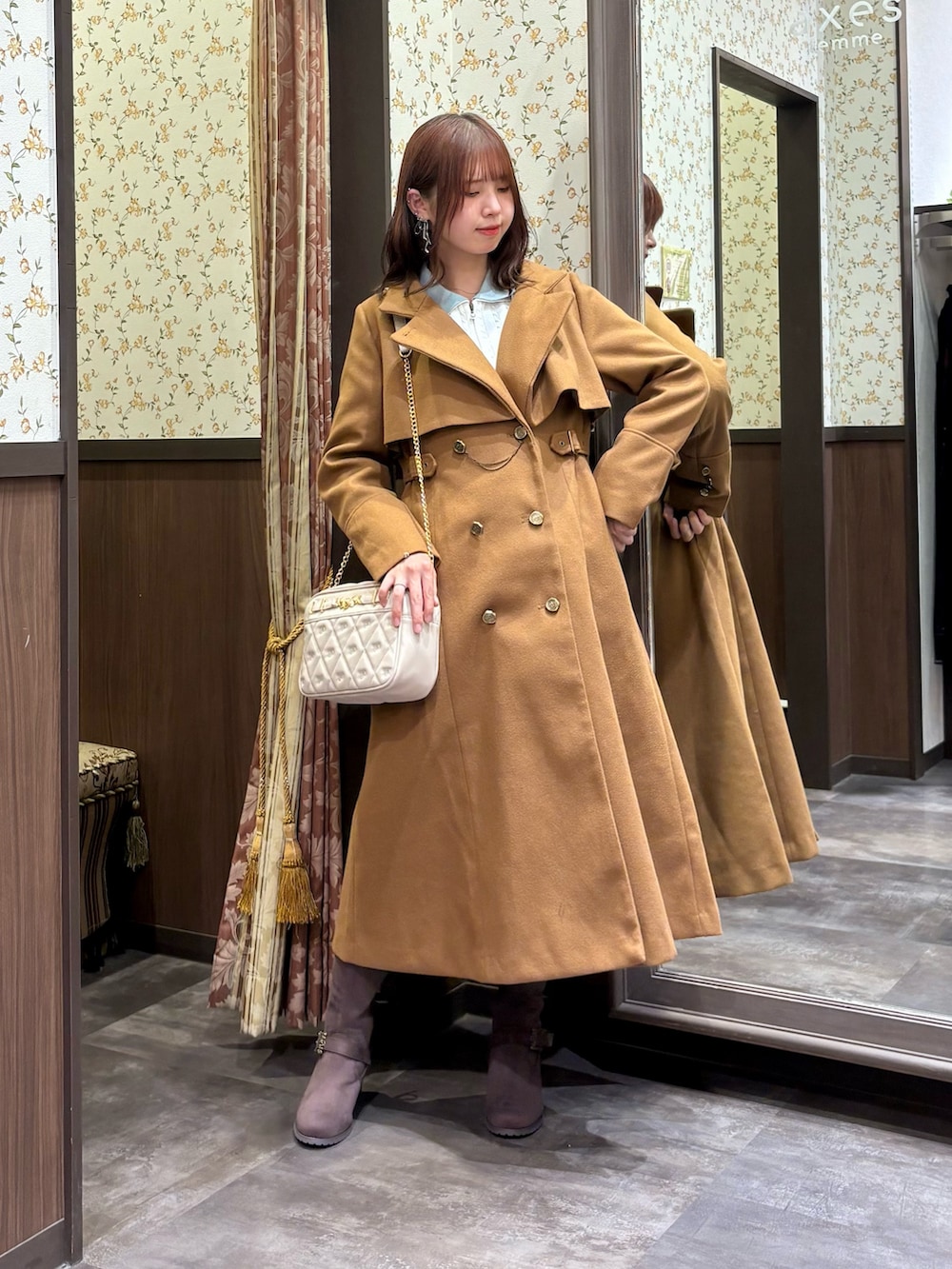 ホワイト系のニット/セーター、イエロー系のダッフルコート、ブラウン系のブーツを着用したレディースの秋コーディネートの2枚目の写真