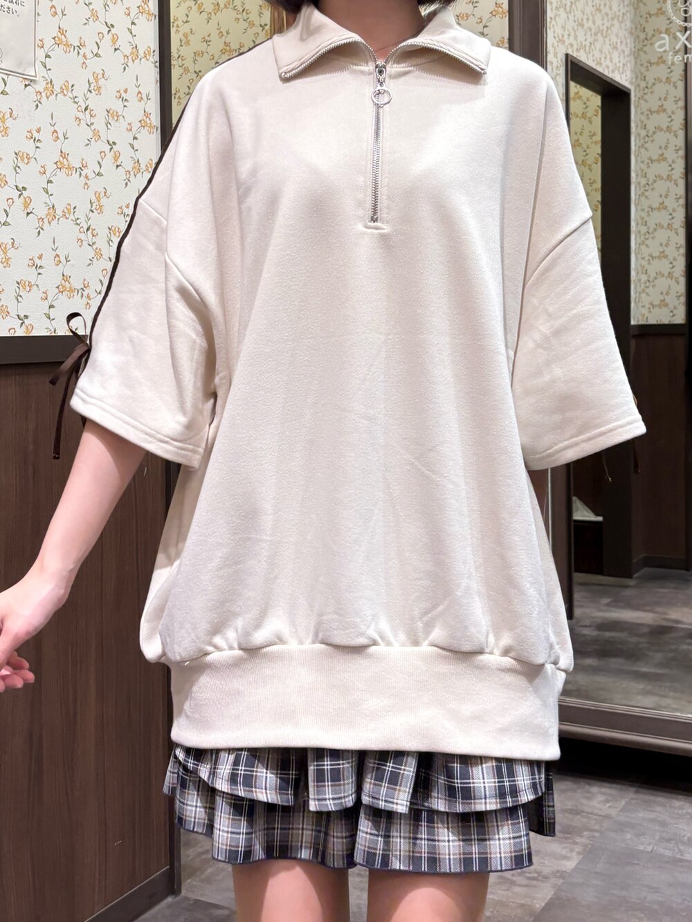 ホワイト系のスウェット、ホワイト系のタンクトップ、ブルー系のその他パンツを着用したレディースの春コーディネートの5枚目の写真