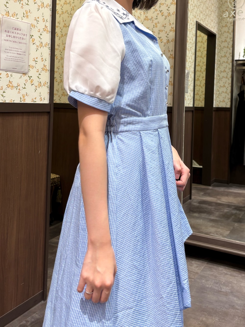 ホワイト系のタンクトップ、ブルー系のワンピース、ブラウン系のボストンバッグを着用したレディースの夏コーディネートの8枚目の写真