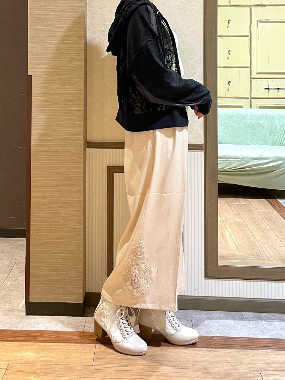 ホワイト系のブーツ、ブラック系のトートバッグ、ホワイト系のTシャツ/カットソーを着用したレディースの秋コーディネートの5枚目の写真