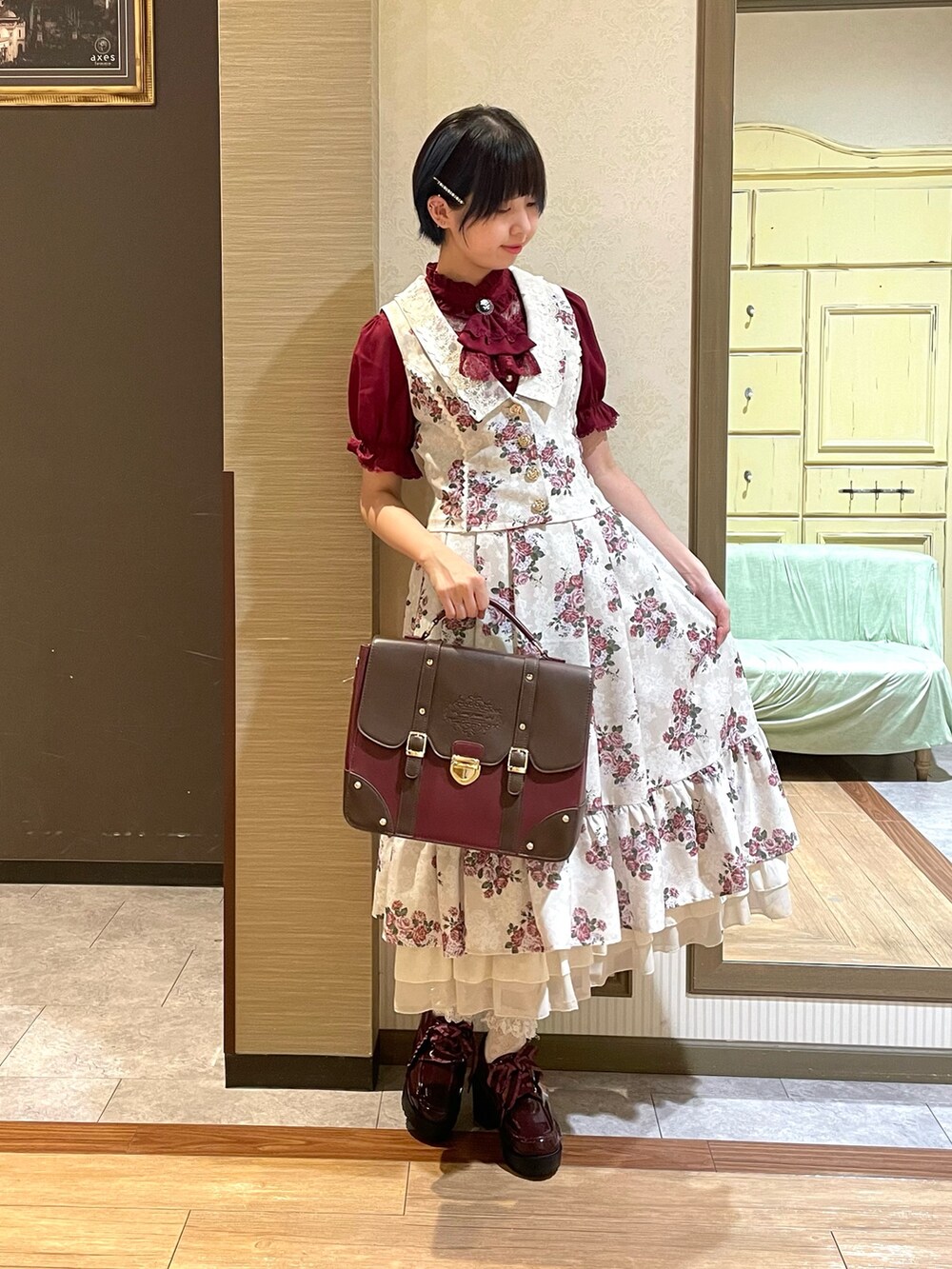 ホワイト系のタンクトップ、レッド系のシャツ/ブラウス、ホワイト系のベストを着用したレディースの夏コーディネートの3枚目の写真